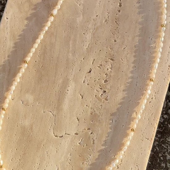 Perlenkette mit goldenen Elementen