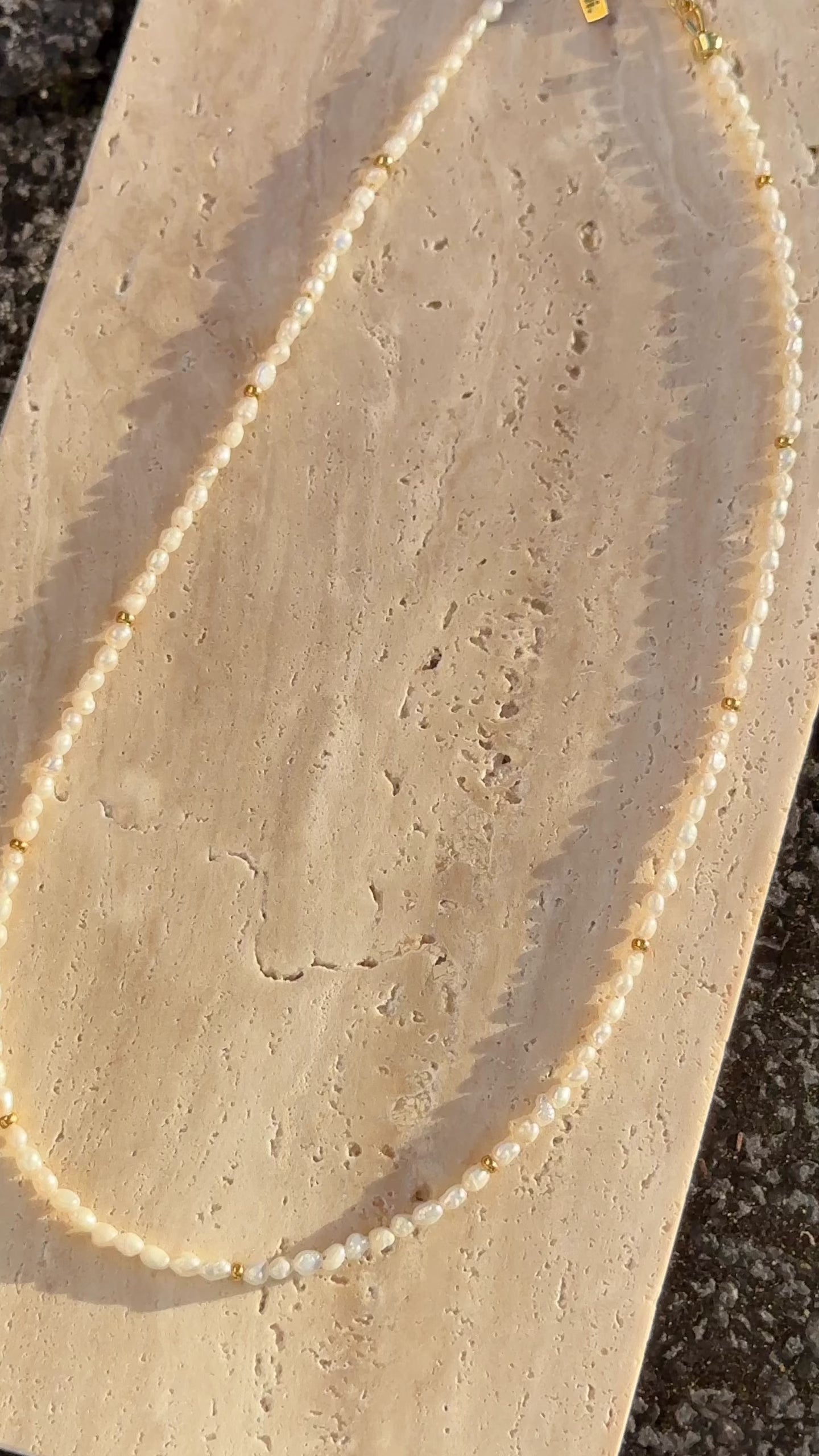 Perlenkette mit goldenen Elementen